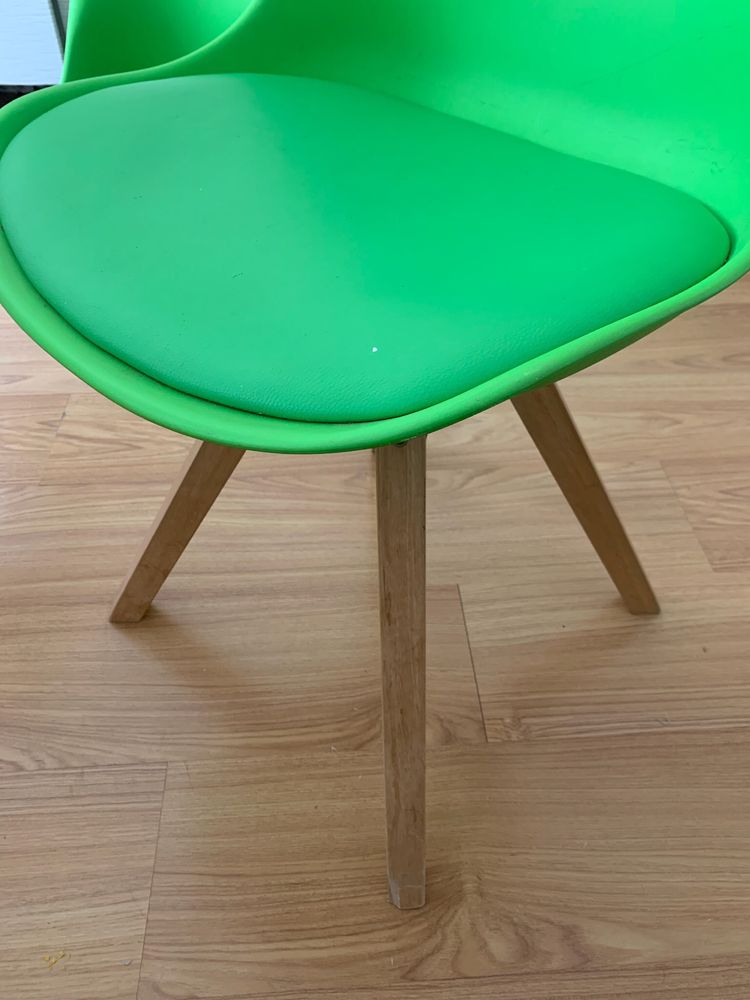 Cadeiras verdes pernas madeira