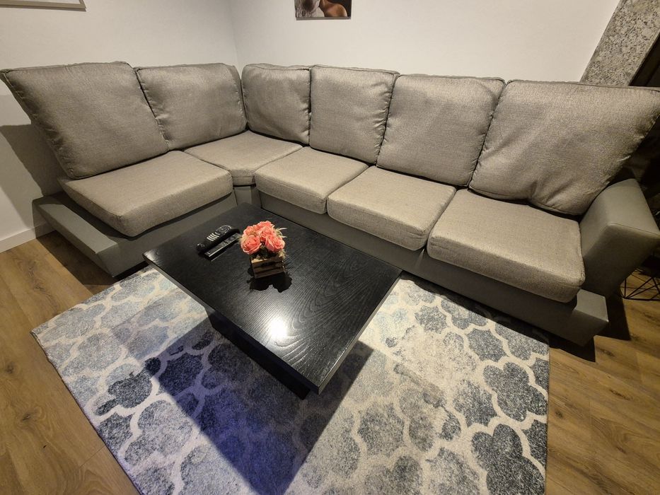 Sofá cinza de canto
