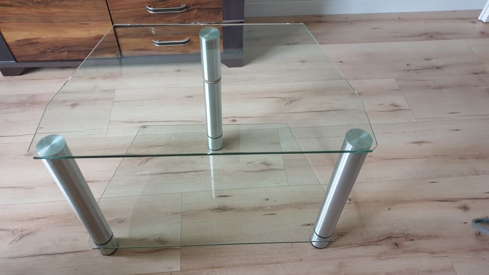 Stolik szklany z srebrnymi nogami