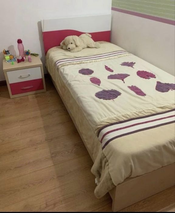 Cama + colchao + mesinha de cabeceira