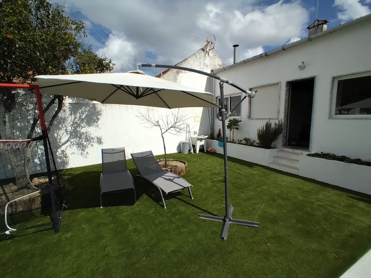 Robot de piscina, chapéus de sol e motor portão seccionado