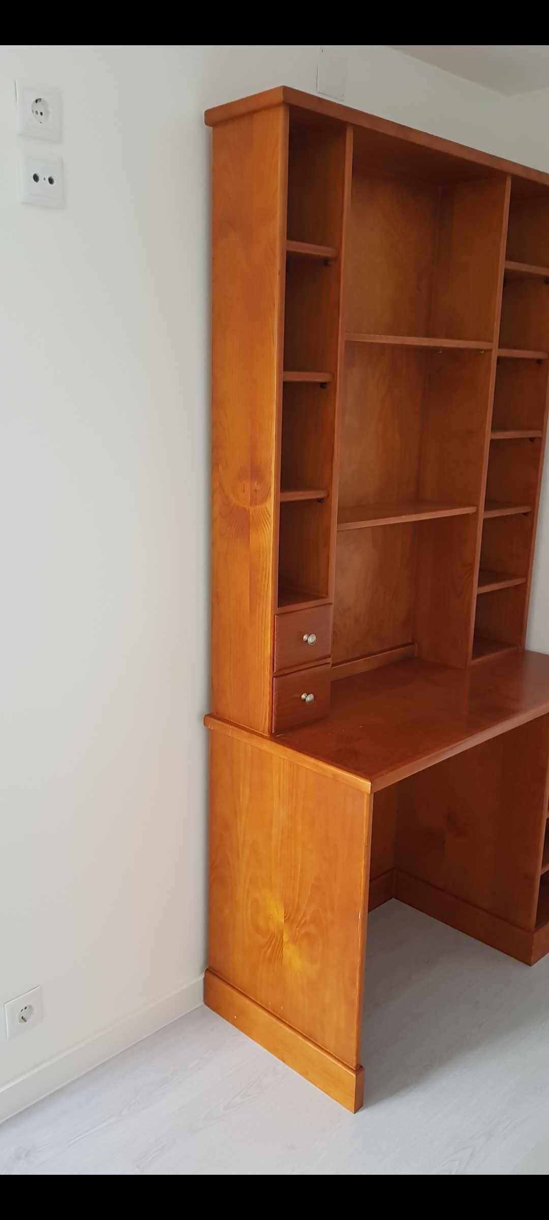 Cama dupla de solteiro com estrado e secretária  em cerejeira.