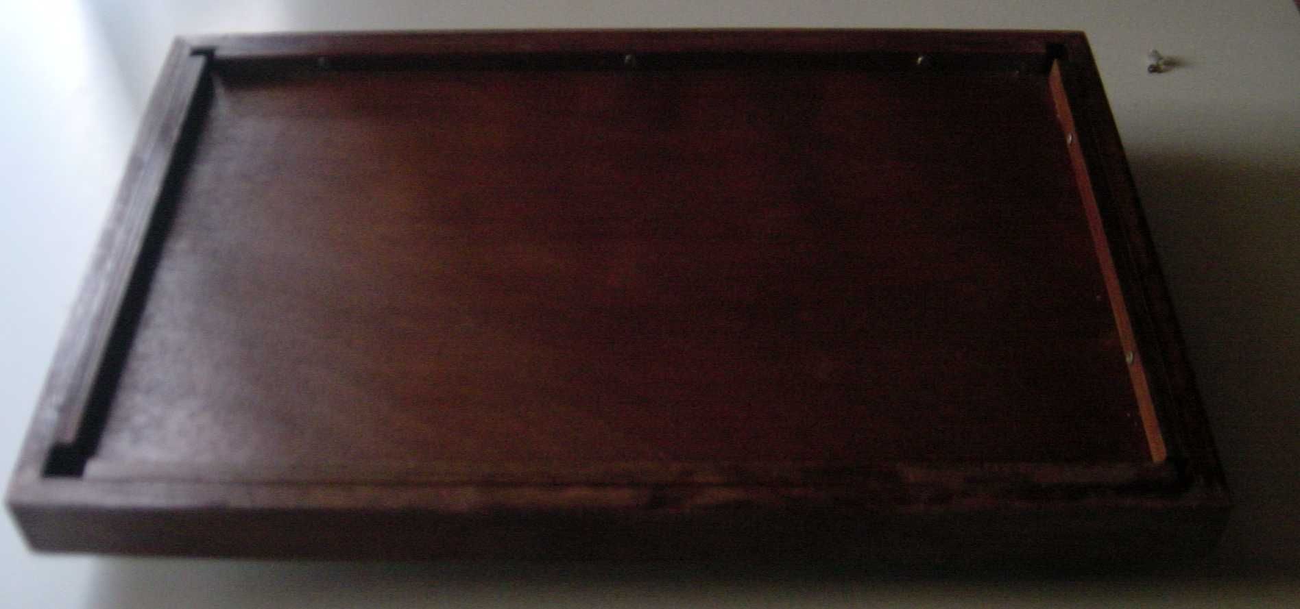 Tabuleiro anos 80 de madeira com base ponto de cruz revestido a vidro