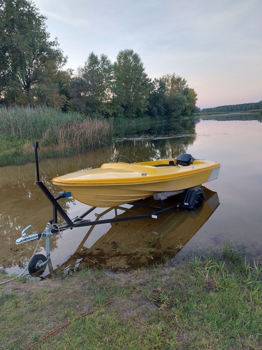 Łódź łódka motorówka na ryby rekreacyjna