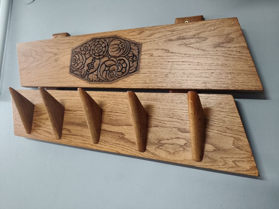 Solidny, dębowy wieszak ścienny z rzeźbionym motywem - niepowtarzalny