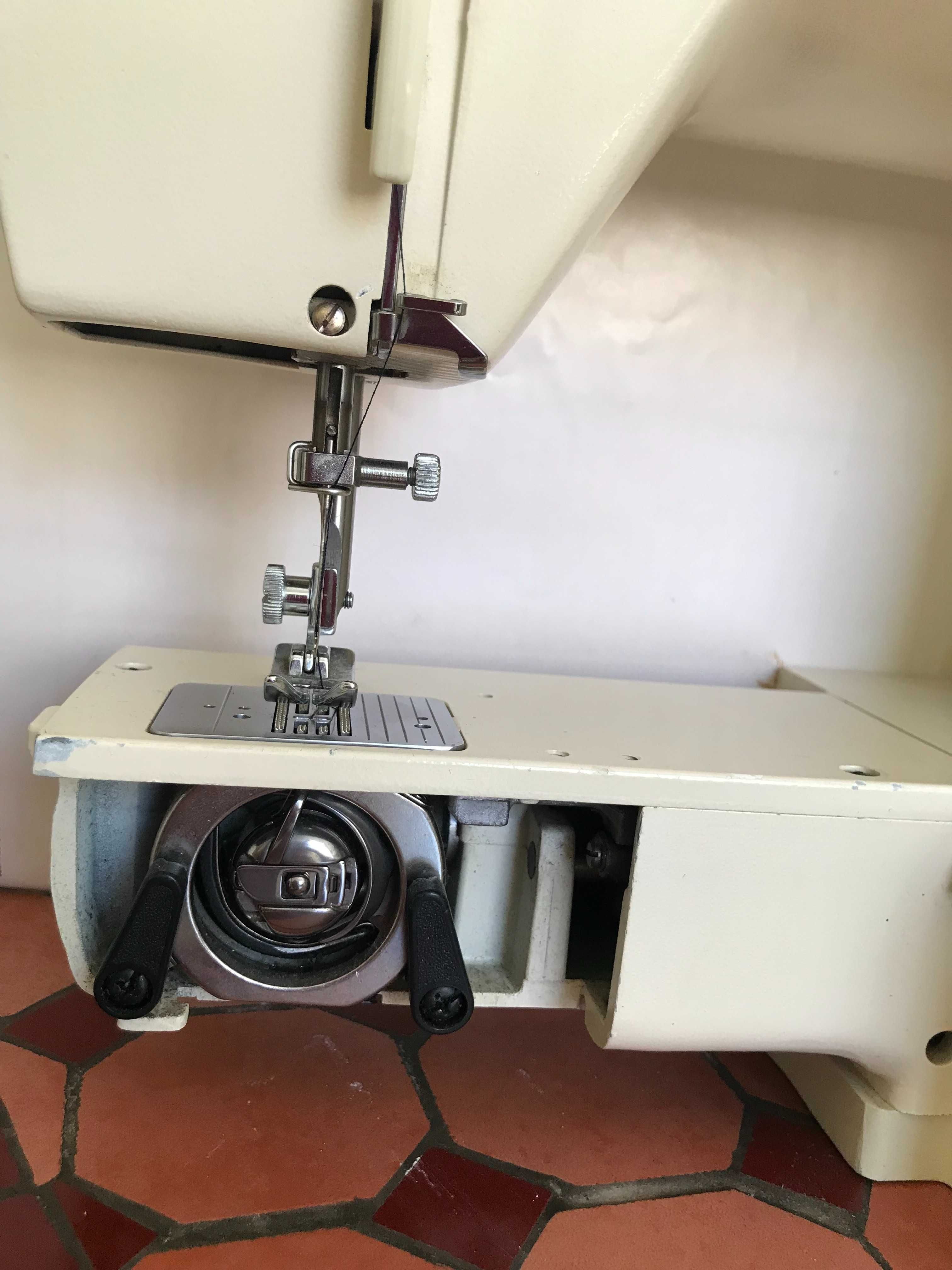 Singer maquina de costura recentemente revisto