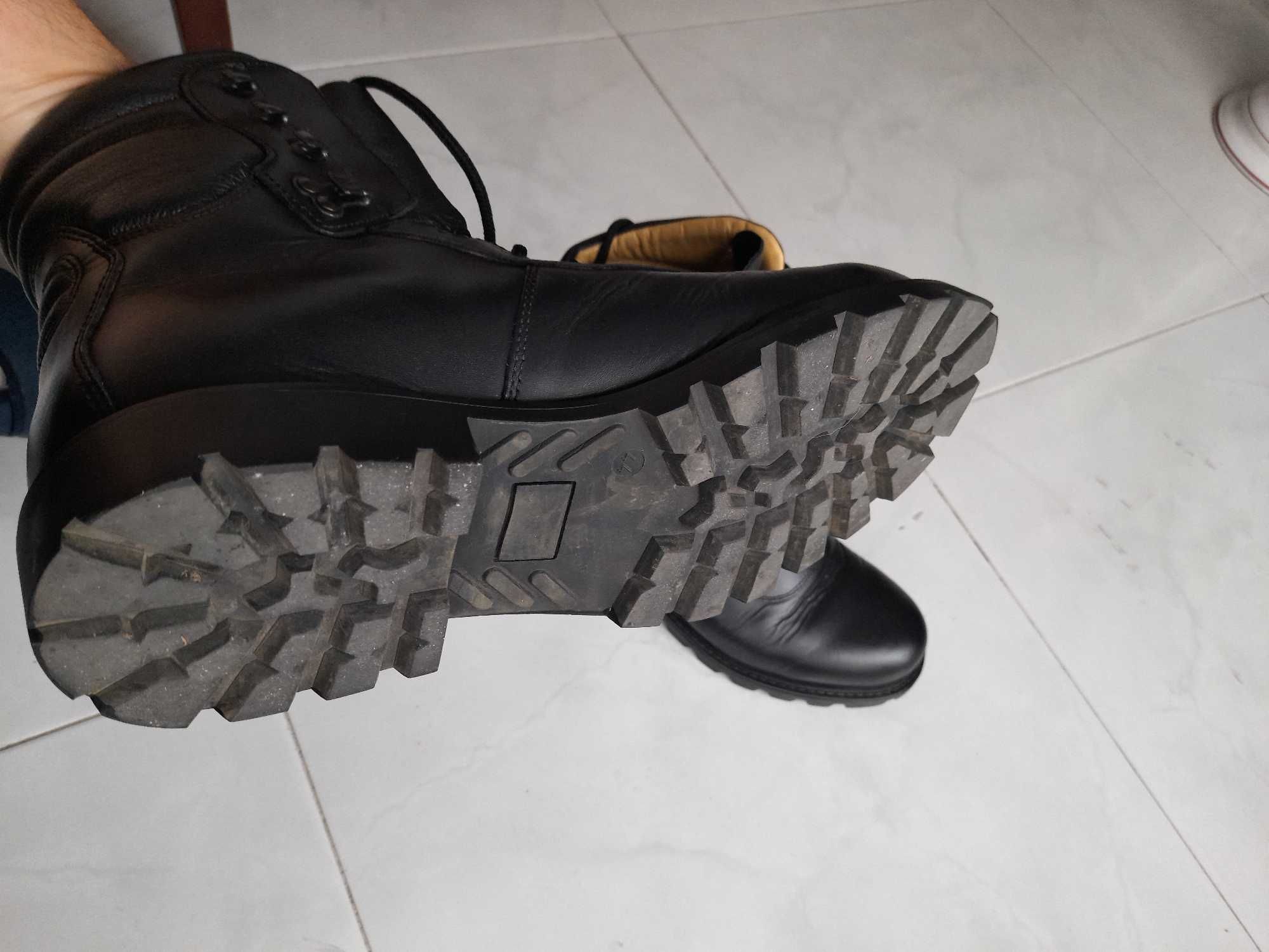 Botas militares em couro