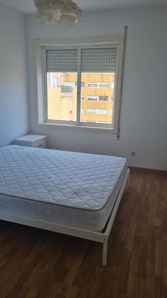 Arrendo quarto em apartamento t.3 , 250€