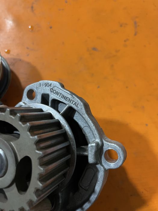 Продам помпу і натяжний ролік W golf 4. 1.6 16v бензин