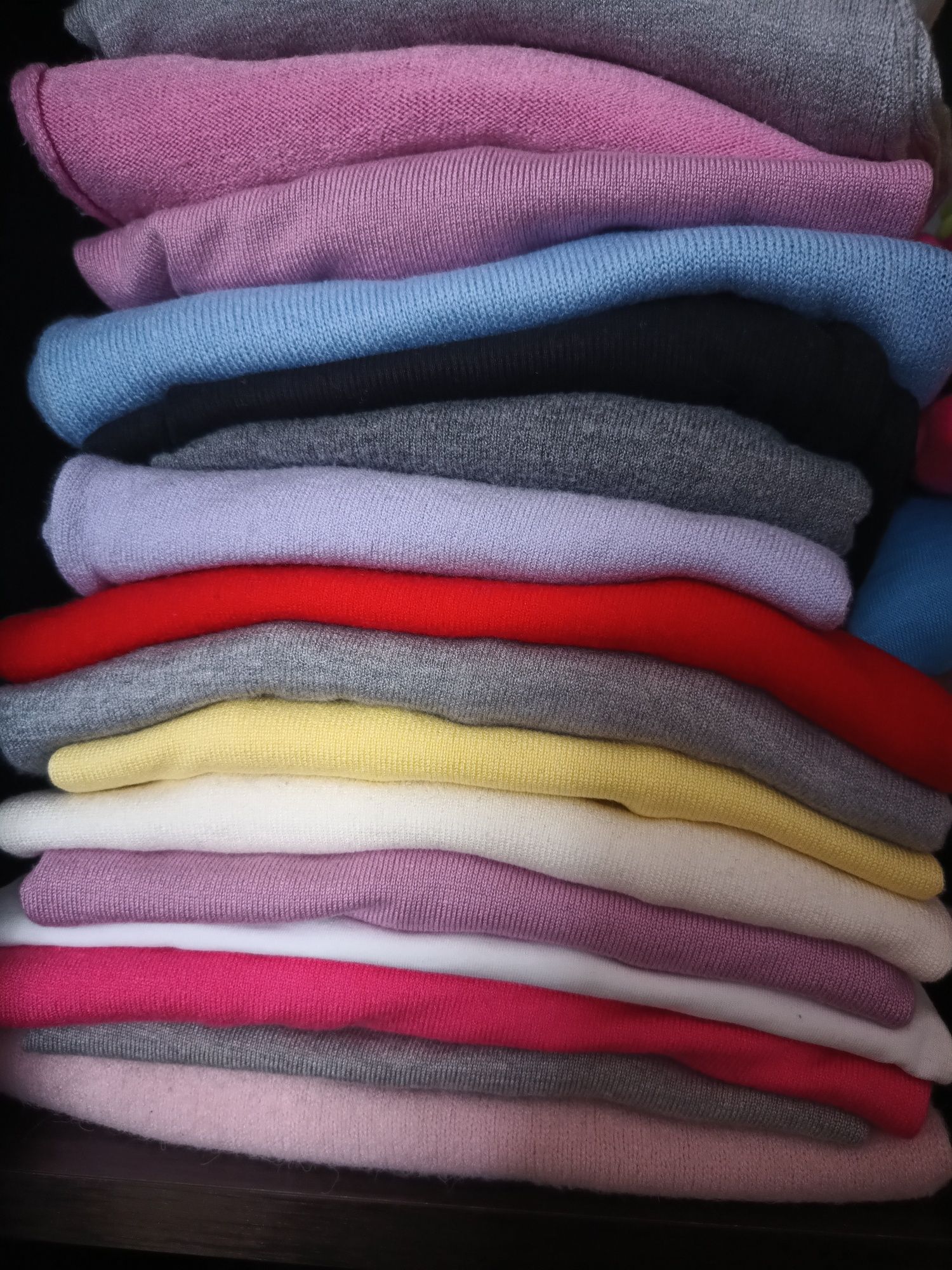 Sweterki różne kolory