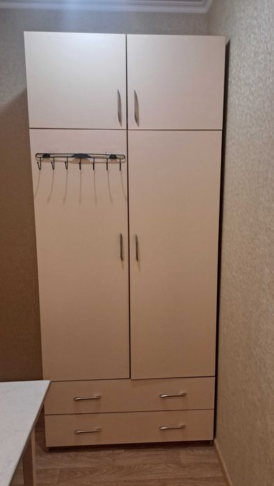 Шафа у вітальню або прихожу