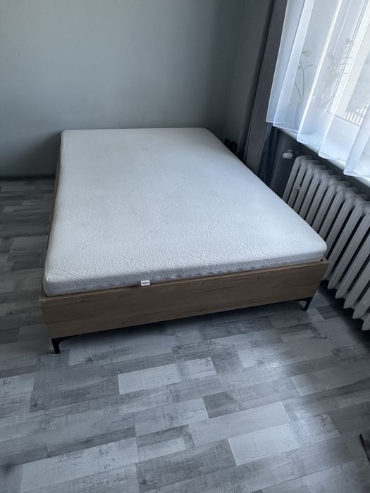 Łóżko z materacem