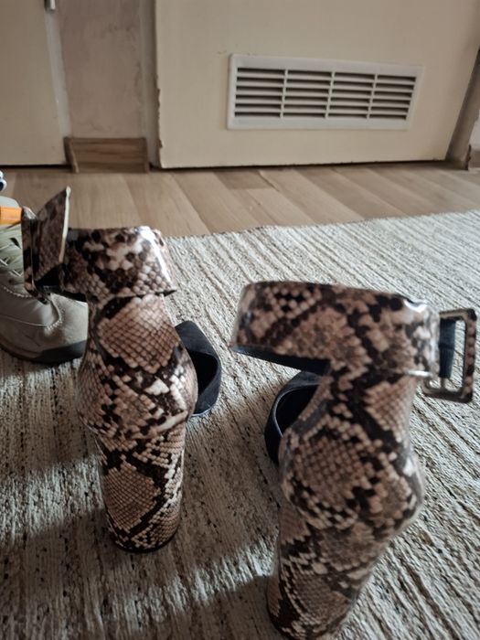 Nowe pantofle z dodatkiem skóry węża