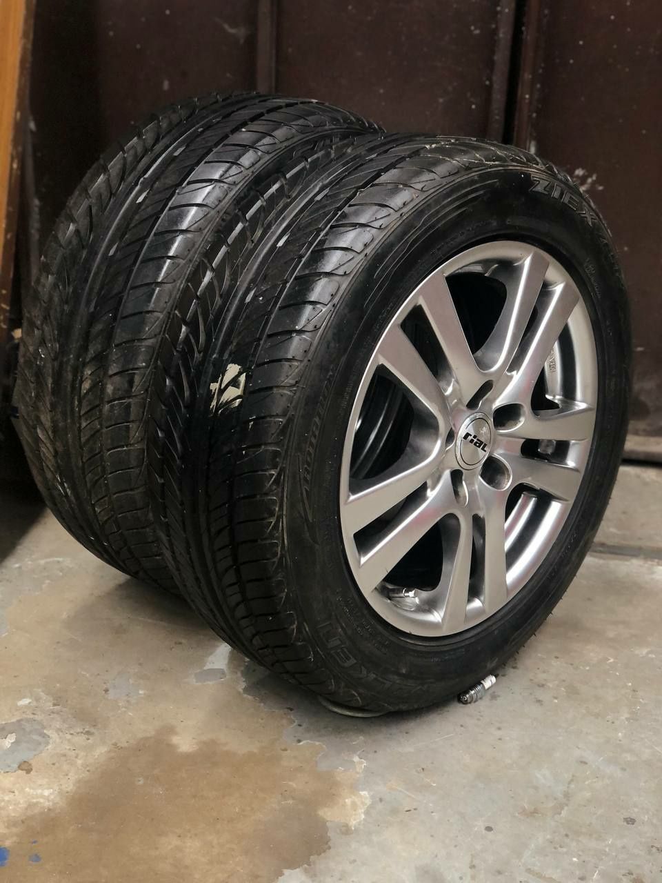 Продам два колеса 5×114.3 R16