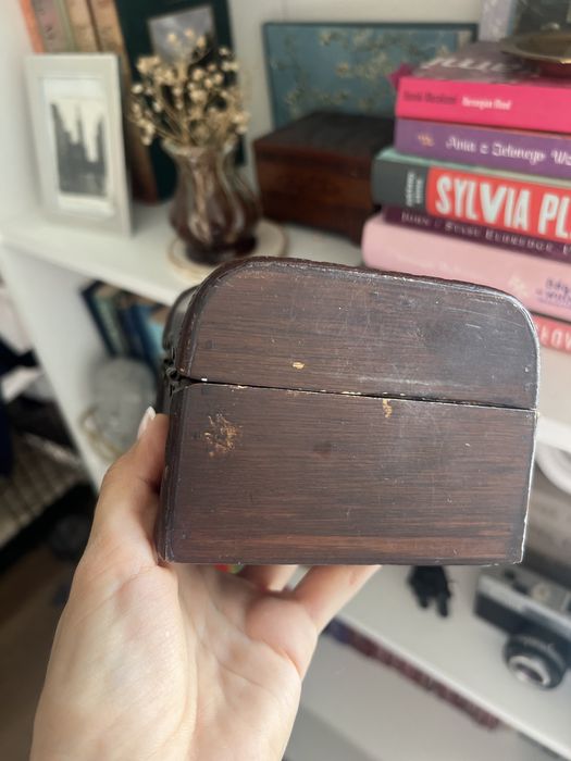 Drewniana szkatułka na bizuterię drobiazgi troche retro