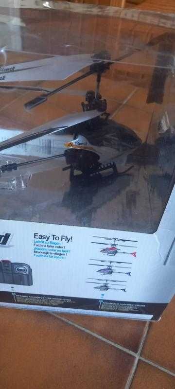 Helicóptero telecomandado com Comando