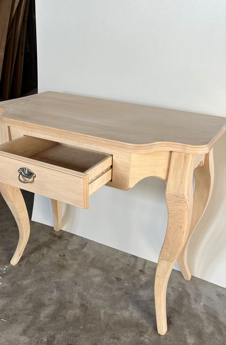 Stylowy stolik/toaletka z litego drewna