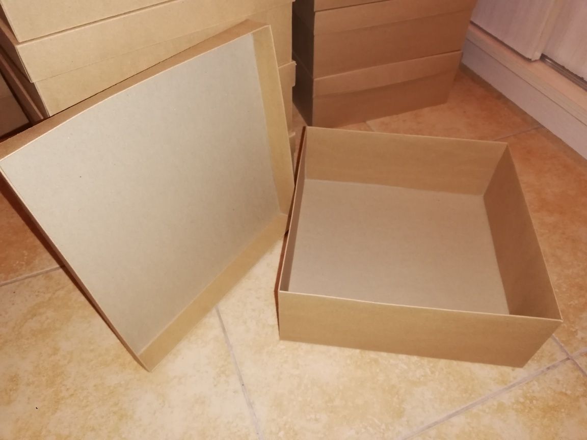 Подарункова коробка з крафт картону