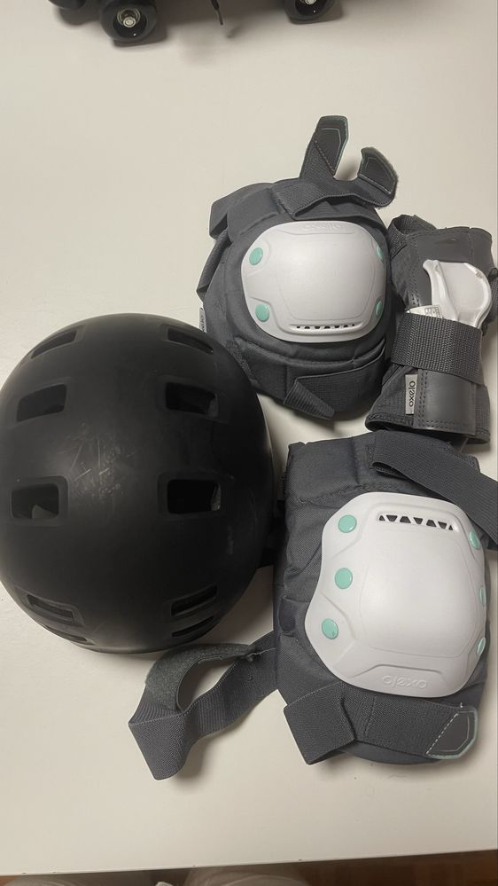 Vendo Patins numero 42 , capacete , caneleira e cutuveleira
