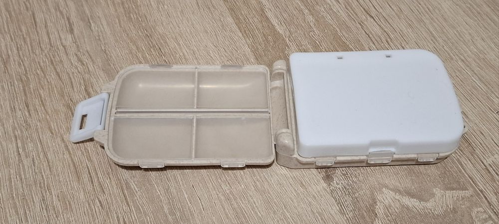 Beżowe pudełko na leki 8 przegródek