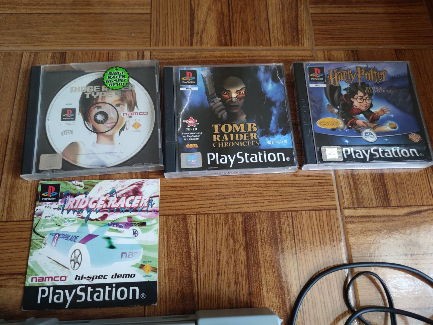 Vendo Consola PS1 + Cabos + Comando + Volante Thrustmaster + jogos