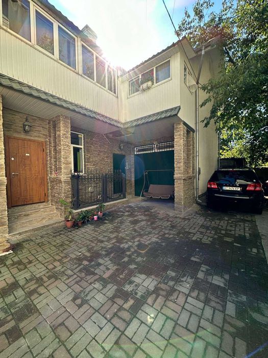 Півособняк в центрі за ціною квартири