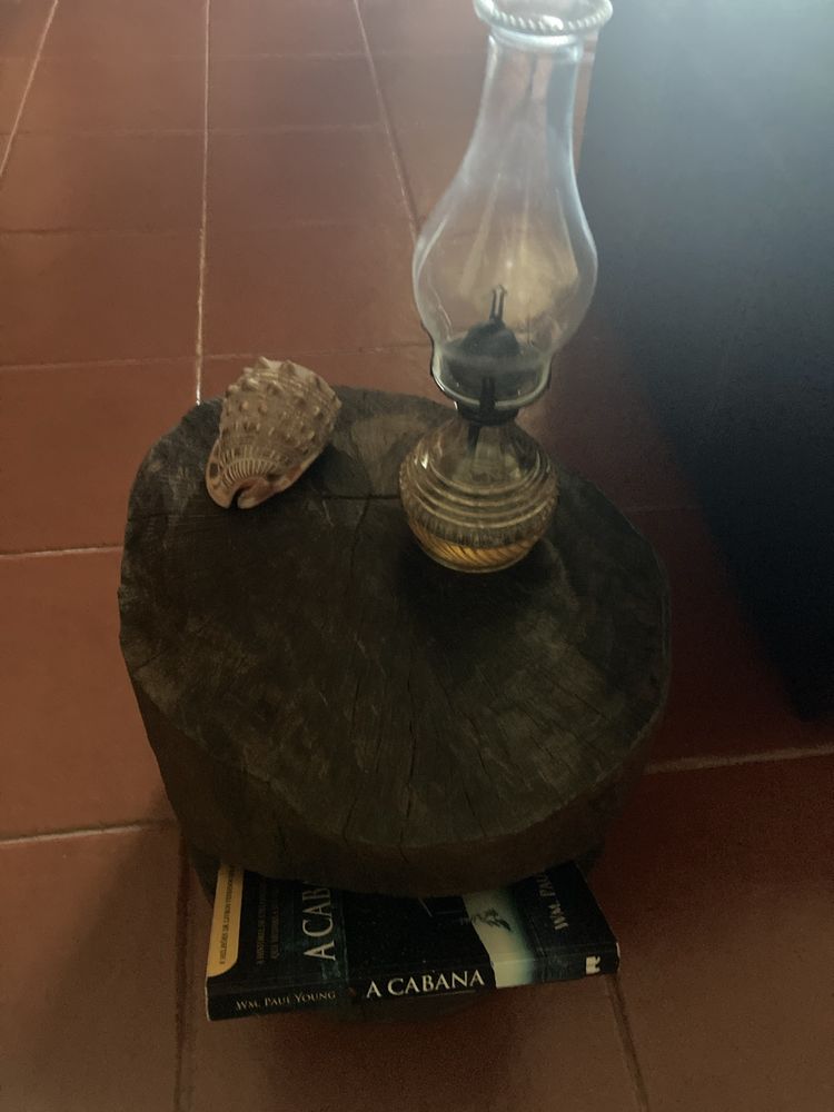 Mesinha de apoio ou de cabeceira de quarto