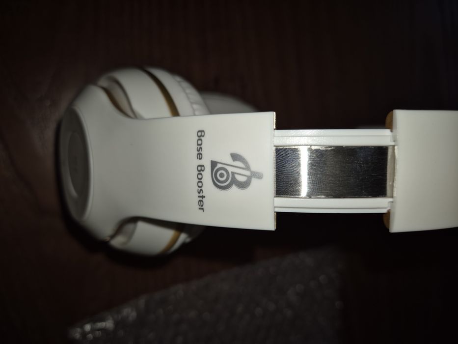 Беспроводные  наушники BASE BOOSTER.