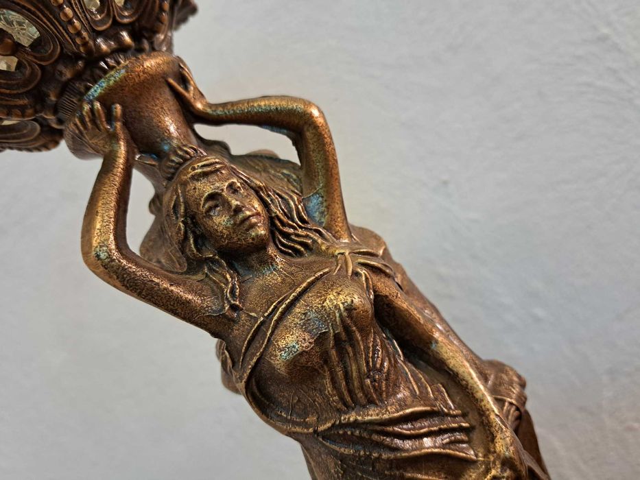 Lampa figuralna stołowa mosiężna 3 kobiety kariatydy kula art deco