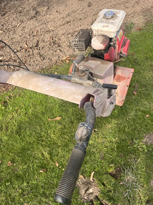 Motoenxada com rodas de ferro - Motor Honda