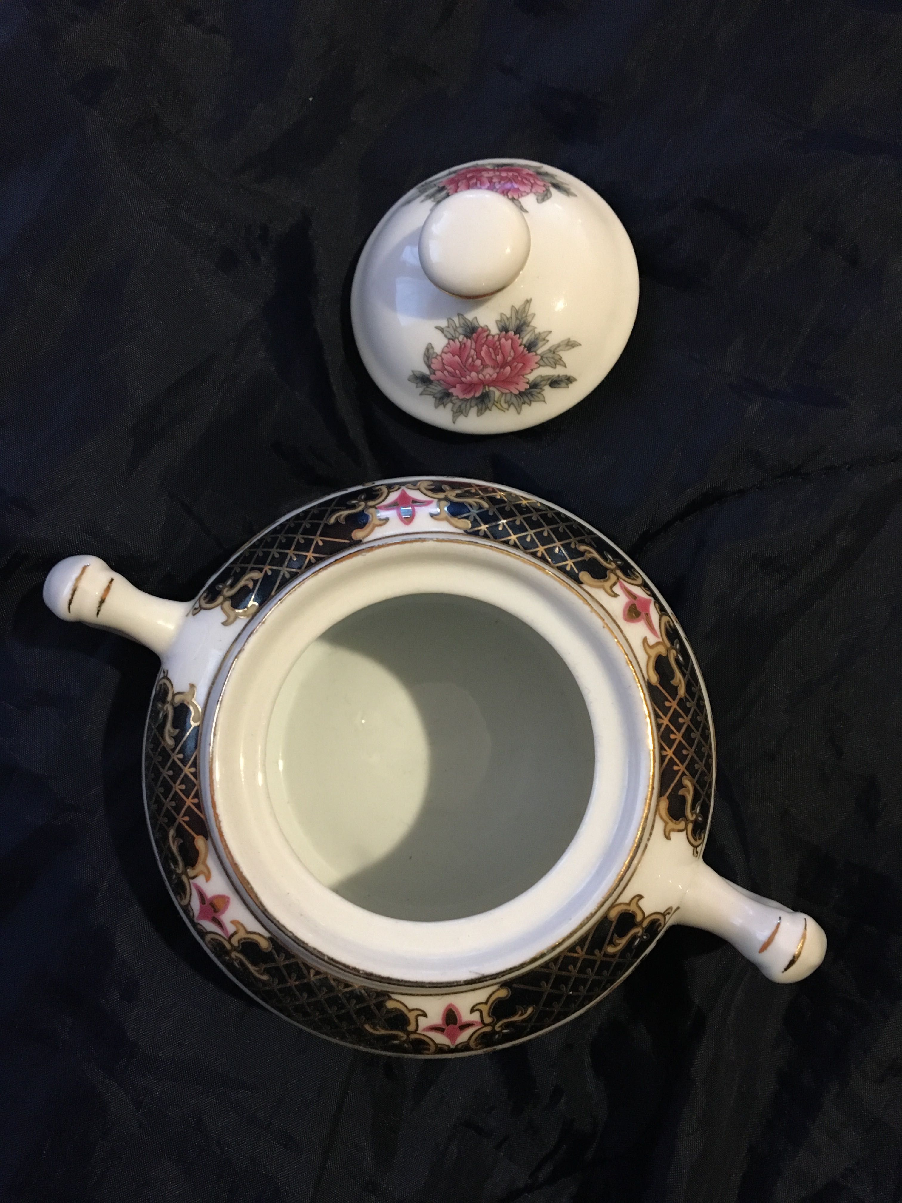 Cukiernica, chińska porcelana, pawie, piwonie