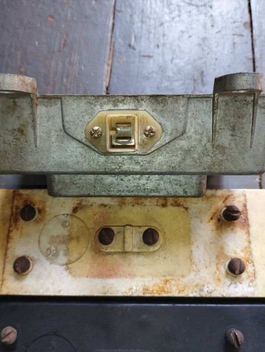 Регулятор напряжения комбайна ДОН-1500