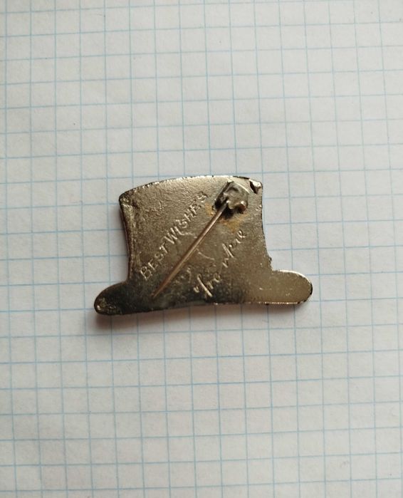 Вінтажна брошка циліндр Френкі Воуна Frankie Vaughan bowler hat brooch