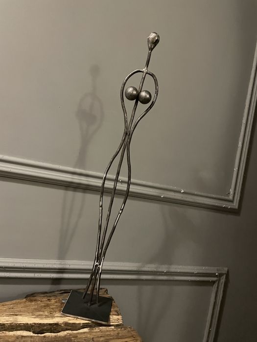 Фігура Жінки з металу