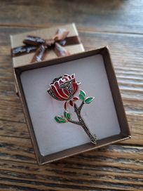 Piękna srebrna broszka róża markazyty