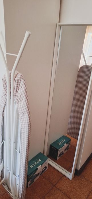 pacote de ferro a vapor, tábua de engomar e espelho vertical