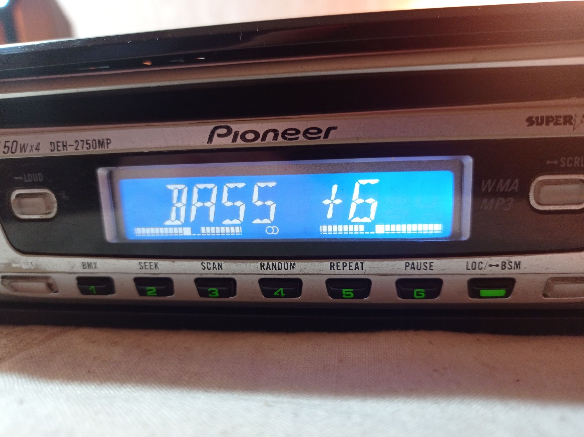 Магнітола Pioneer працює тільки радіо