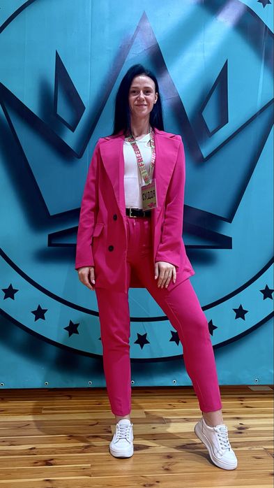 Яскравий весняний костюм