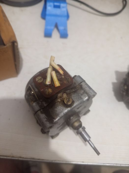 Реверсивные двигателя б.у.состояние рабочее.