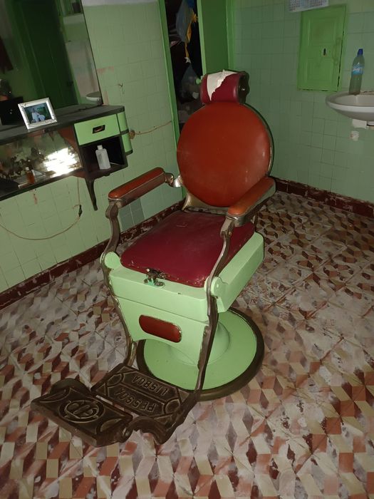 2 Cadeiras de Barbeiro - Pessoa Lisboa - original em bom estado