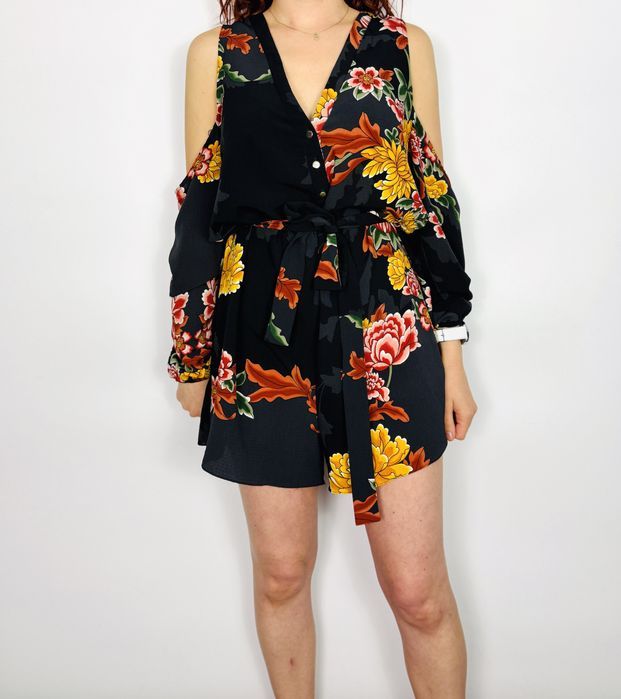 Kombinezon czarny w kwiaty z odkrytymi ramionami M 38 River Island