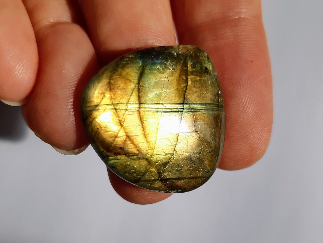 Złoty labradoryt naturalny kamień kaboszon