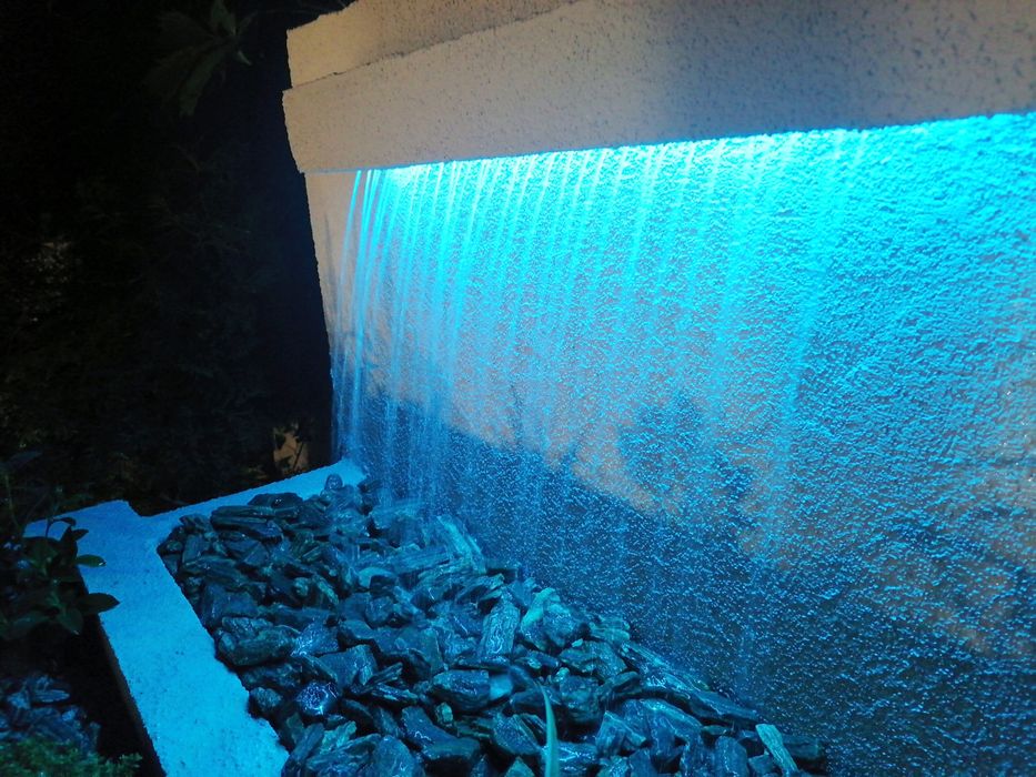 Duża fontanna z donicą do ogrodu, na taras do hotelu