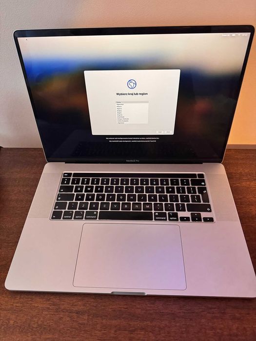 Macbook Pro 16", 2019 używany, 1TB srebrny, 1 właściciel, Touch Bar