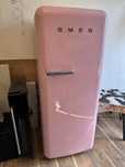 Ròżowa lodòwka Smeg FAB28RR01 uszkodzona