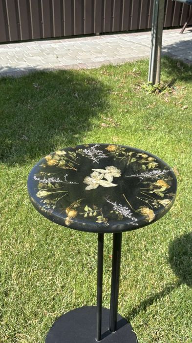 Столик з епоксидноі смоли.