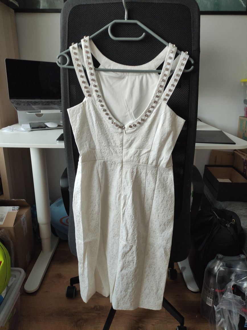 Biała sukienka ze zdobieniami. Mohito 36