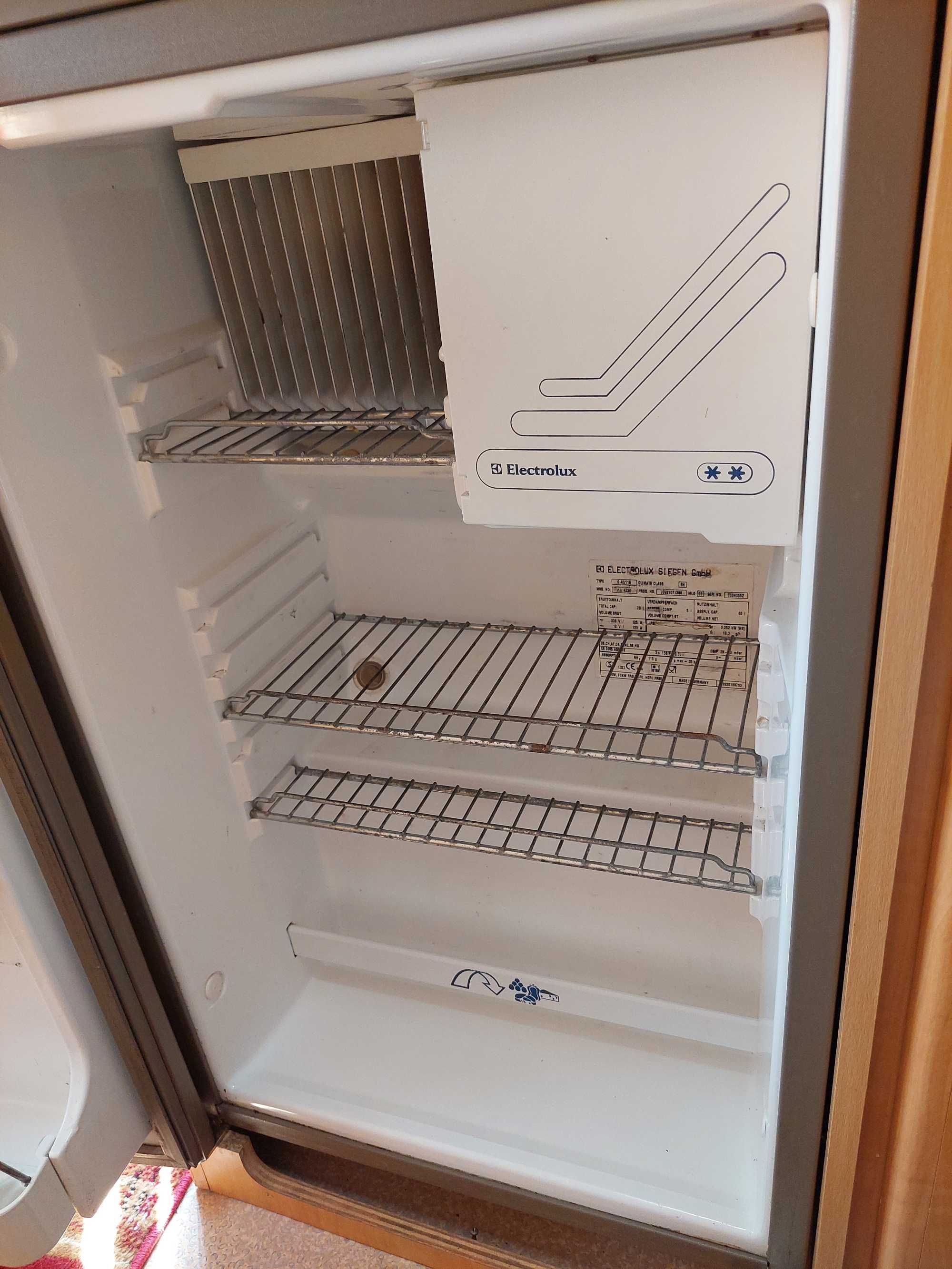 Przyczepa kempingowa Caravelair Universe 425 z łazienką 4 osobowa