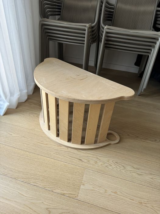 Drewniany bujak, stolik i zjezdzalnia Montessori dla dziecka