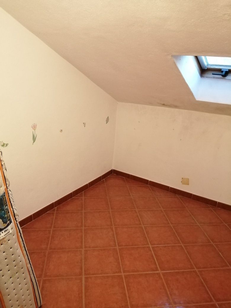2 quartos rústicos, com uso de WC, sala e cozinha. Máximo 4 pessoas.